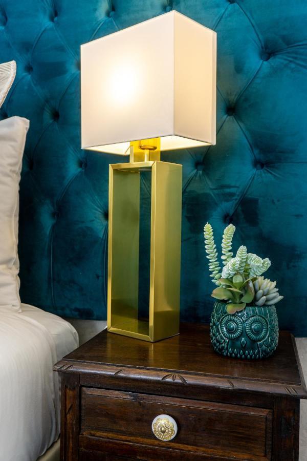 Gaze Out At The City In A Retro-Chic Getaway Lisabona Exterior foto